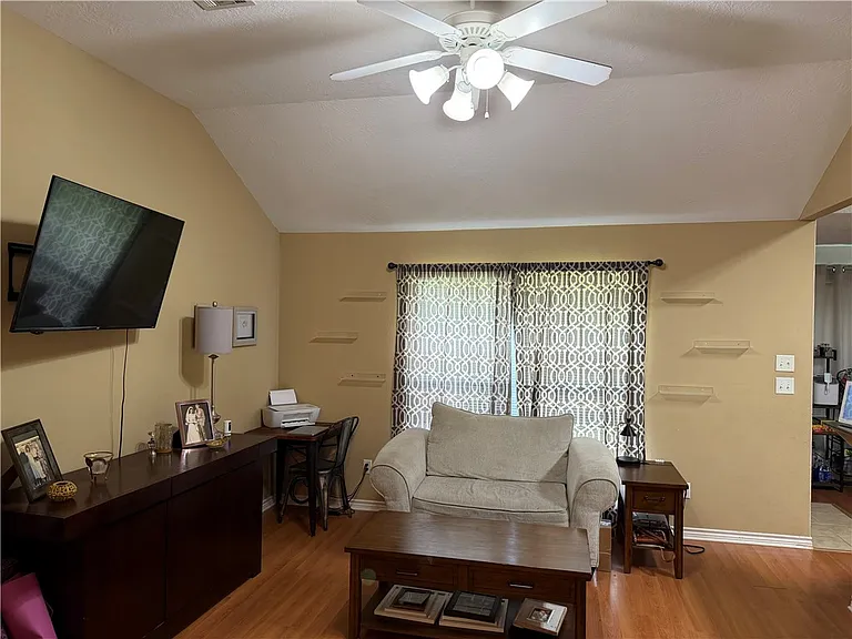 933 Crested Point Dr — Photo 2