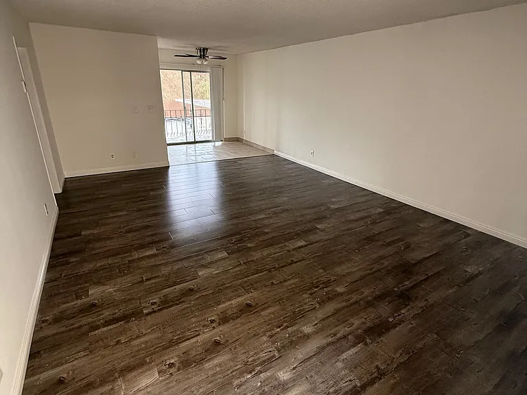 Royal Wyandotte Apartments — Photo 2