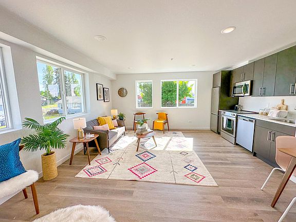 2nd image of 9 Clark Pl #0B-1Ba-430Sqft