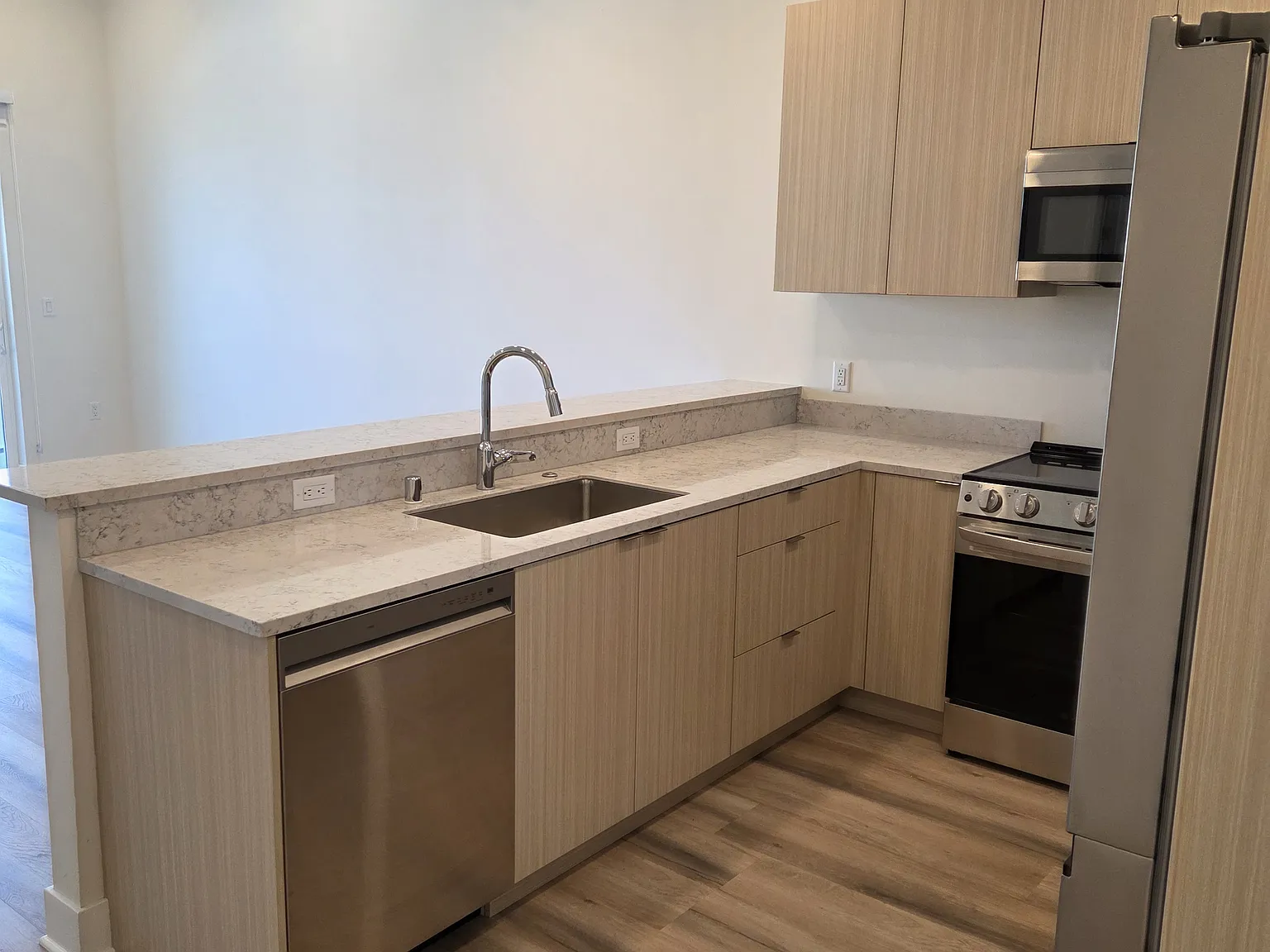 2 bed, 950 sqft, $3,150 — Photo 4