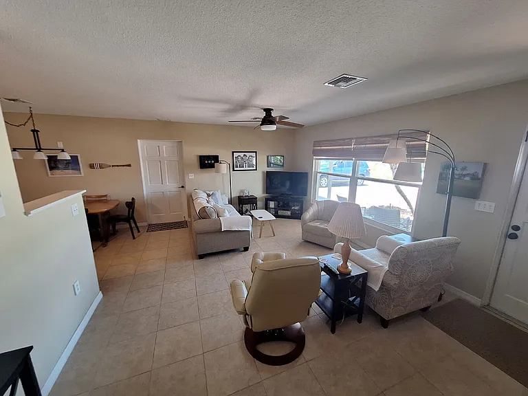 1541 Crest Dr — Photo 3