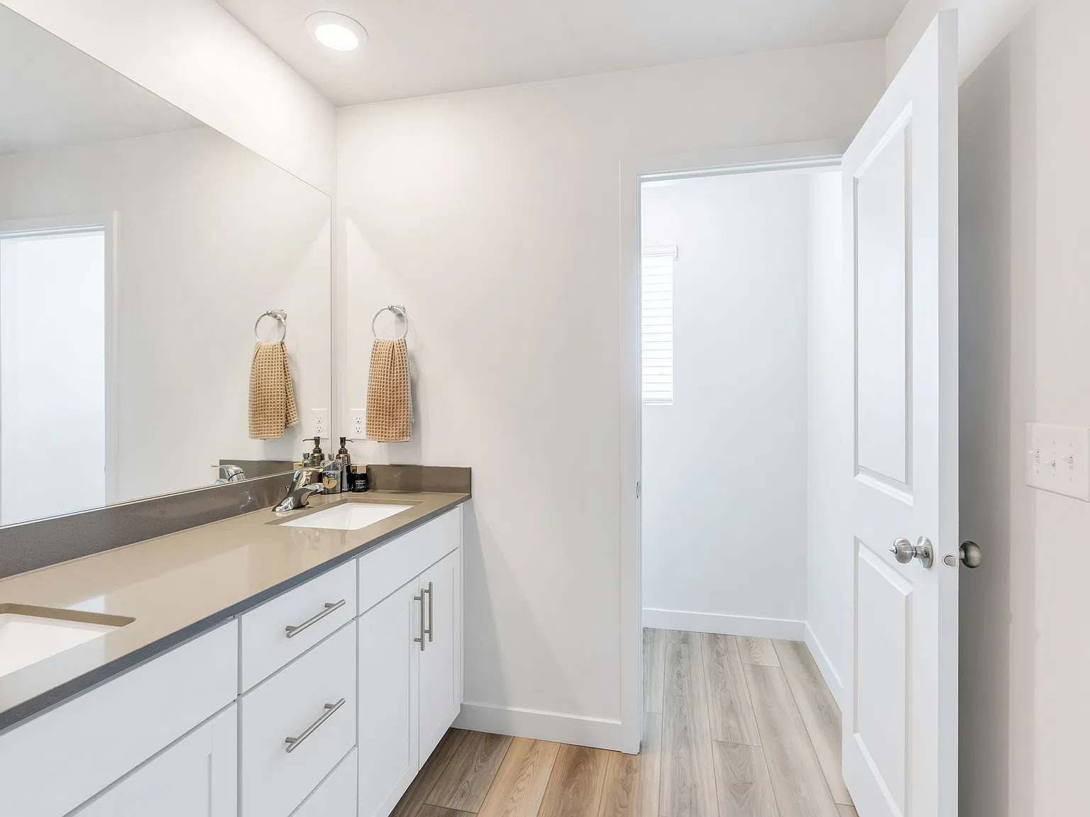3 bed, 2727 sqft, $2,150 — Photo 3