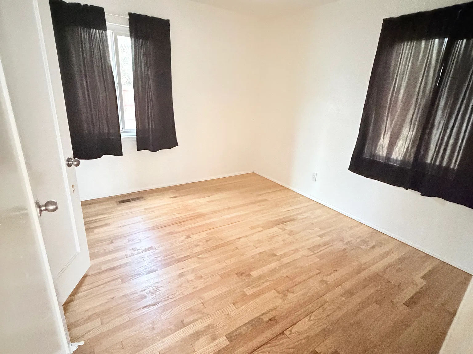 3 bed, 990 sqft, $2,500 — Photo 4