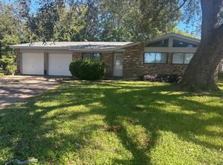 319 Chestnut St, Lake Jackson, TX 77566