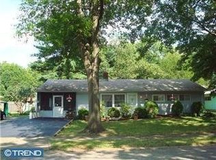 22 Old Spruce Ln, Levittown, PA