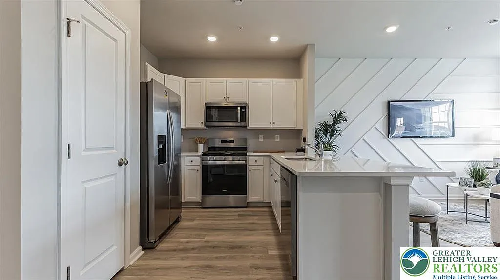 3 bed, 2.5 bath, 1500 sqft, $2,600 — Photo 2