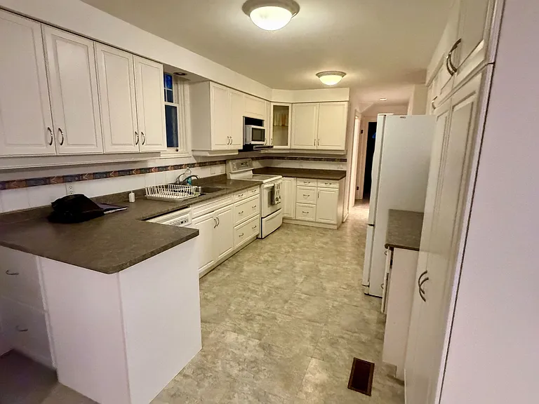 1001 Maitland St — Photo 5