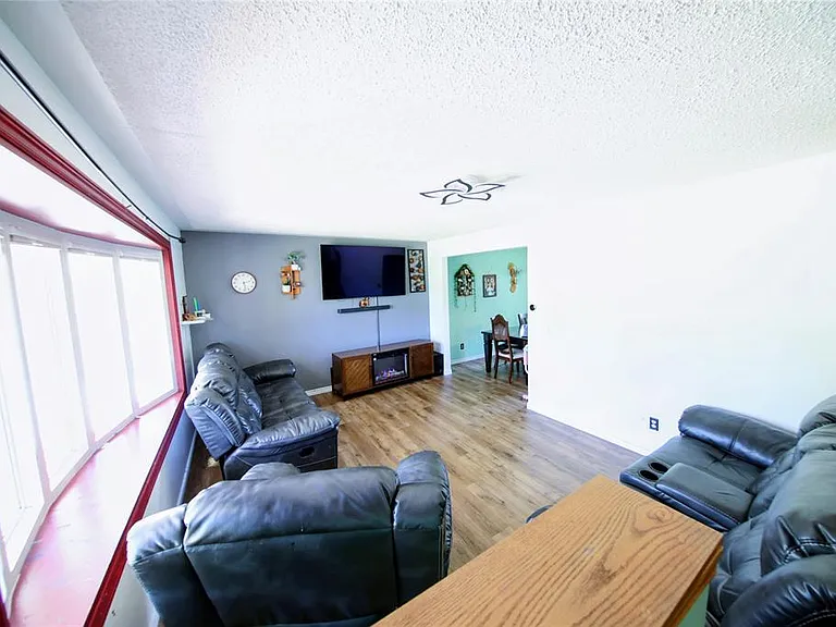 883 Assiniboine Cres — Photo 6