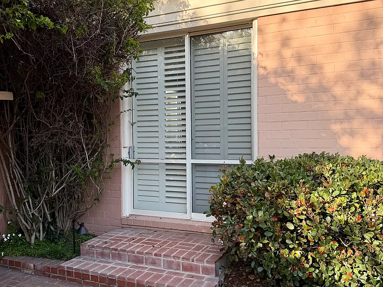 Benedict Canyon Dr — Photo 2