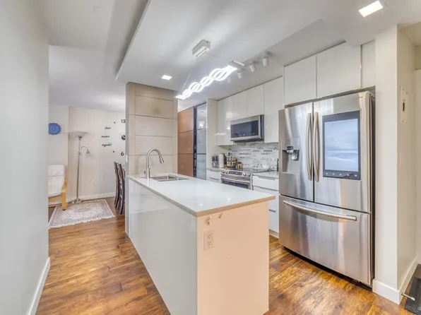 2004 Fullerton Ave #1205, North Vancouver, BC V7P 3G8