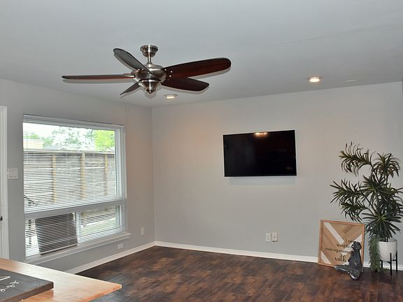 Open Living and Kitchen combo with new Sony Smart TV. 
ALL BILLS INCLUDED (except cable)