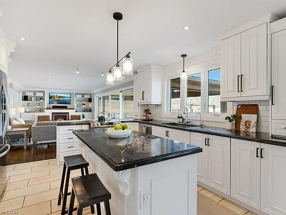 4th image of 71 Rosslinn Rd