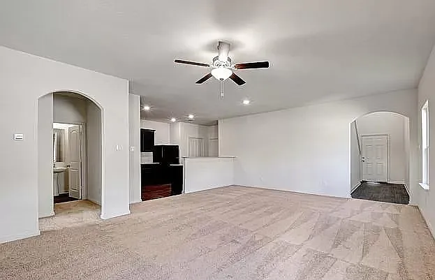 5 bed, 2470 sqft, $2,150 — Photo 2