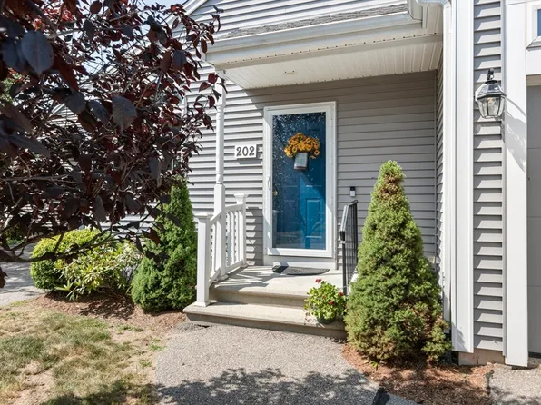 202 Village Ln Unit 202, Bellingham, MA 02019