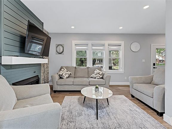 3rd image of 1516 Dougall Ave