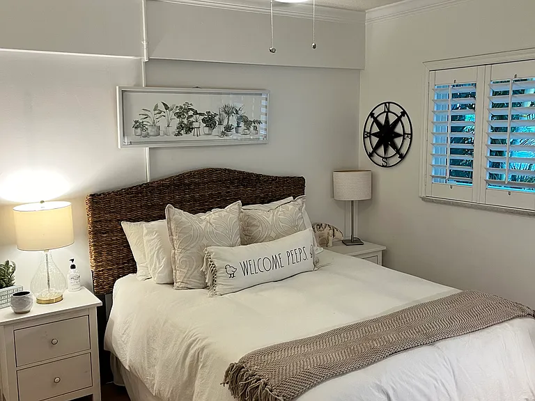 Queen Bed - large 2nd bedroom with walk-in closet