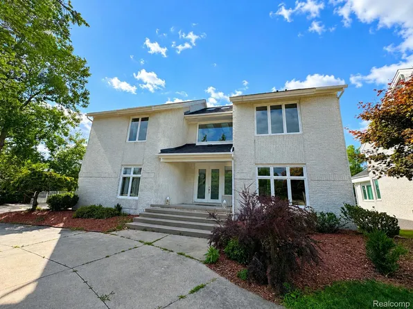 6446 Royal Pointe Dr, West Bloomfield, MI 48322