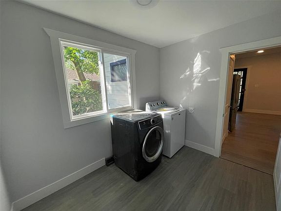 4th image of 160 Askin Ave