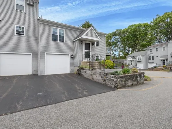 565 Quaker Ln APT 74, West Warwick, RI 02893