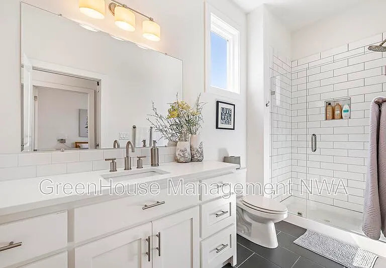 636 SW B St — Photo 18