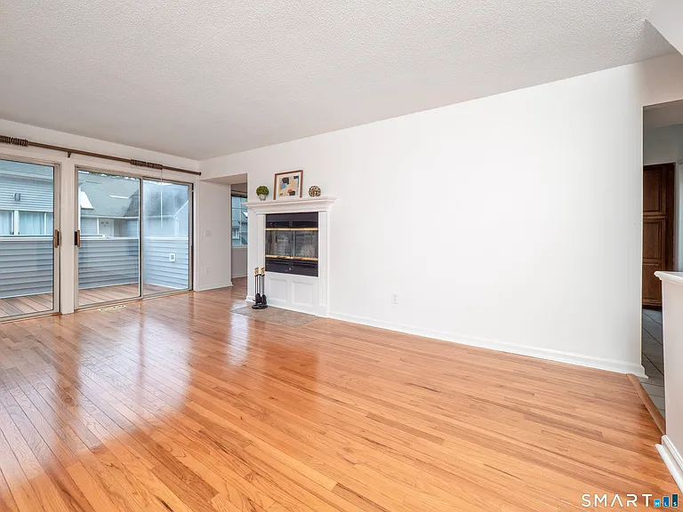 37 Wilton Crst #37 — Photo 6