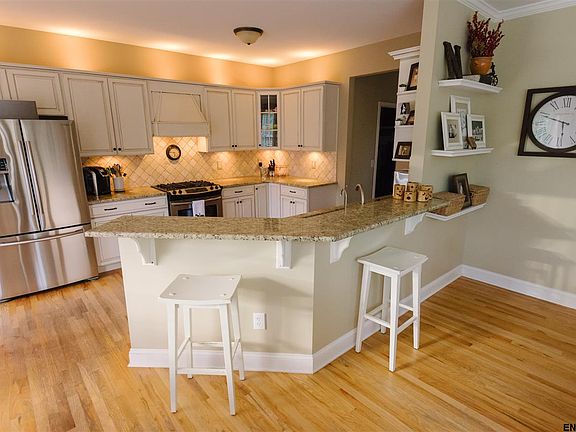 5th image of 25 Avendale Dr