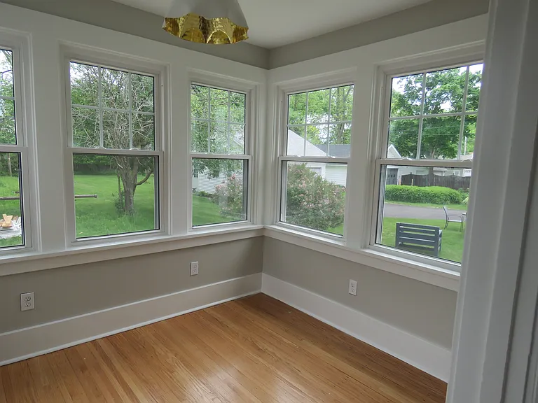 Full-season room with multiple purposes. Seven windows allow a beautiful morning sun ( East - south exposure)