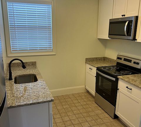 4th image of 702 N Roan St #10