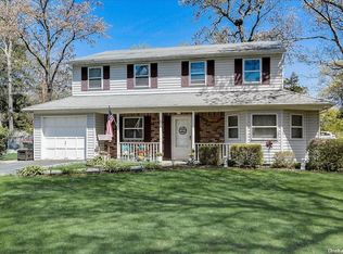 21 Midvale Ave, Farmingville, NY 11738