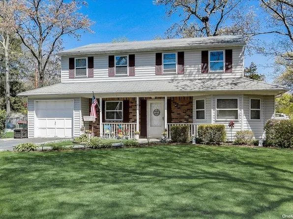 21 Midvale Ave, Farmingville, NY 11738