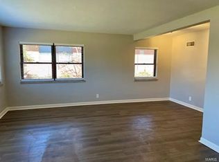 838 N McKnight Rd, Saint Louis, MO 63132