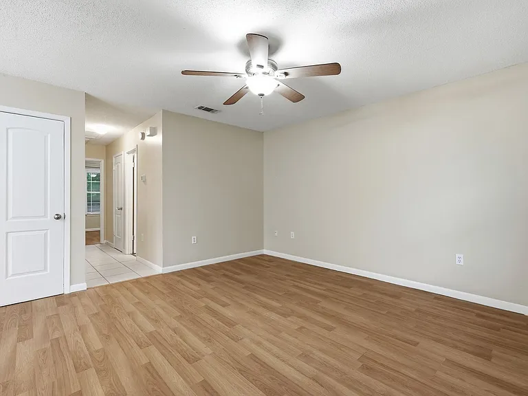 310A Redwood Ave — Photo 2
