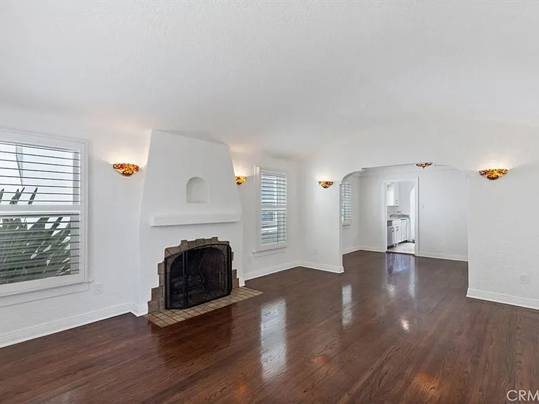 5466 Templeton St — Photo 6