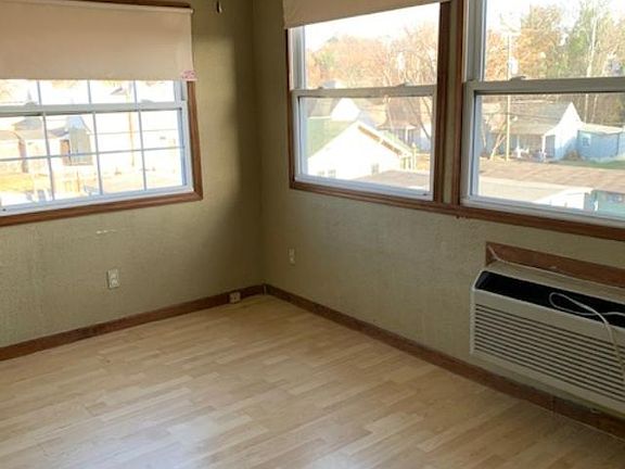 3rd image of 1608 N Central St APT 4