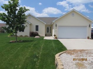 17 Seth Dunscomb Dr, Sullivan, IL 61951