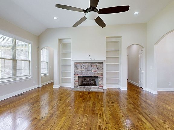 3rd image of 209 Blackthorn Ln