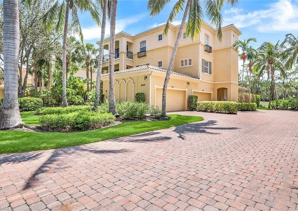 2826 Tiburon Blvd E #103