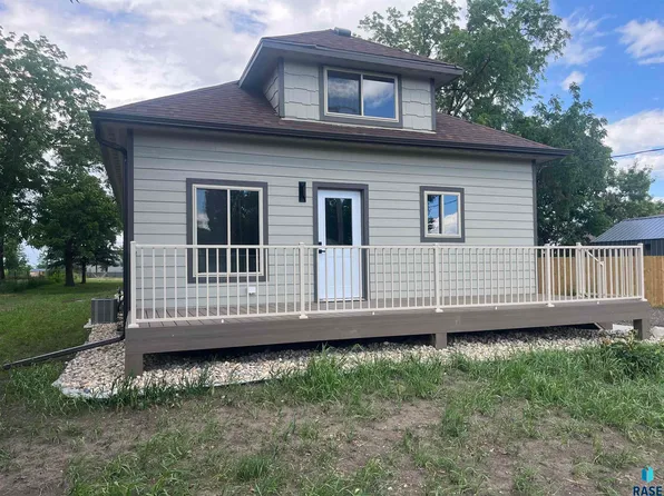 430 W Willow St, Canistota, SD 57012