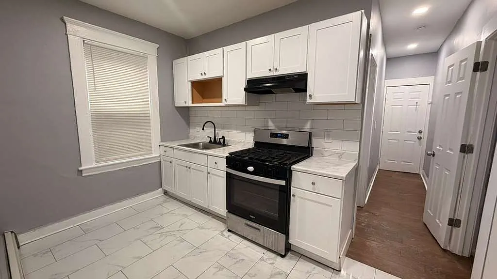 4 bed, $2,000 — Photo 1