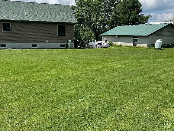 Image 4: 605 back lawn