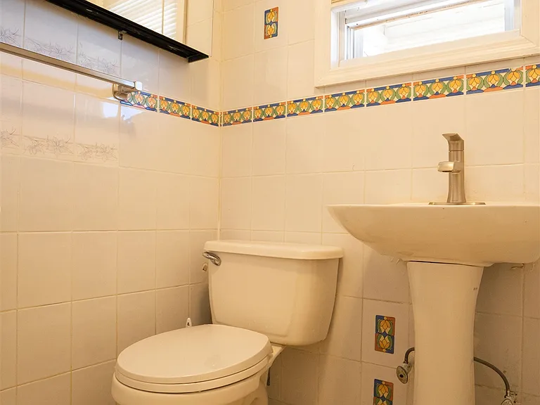 1037 Avenue C — Photo 11
