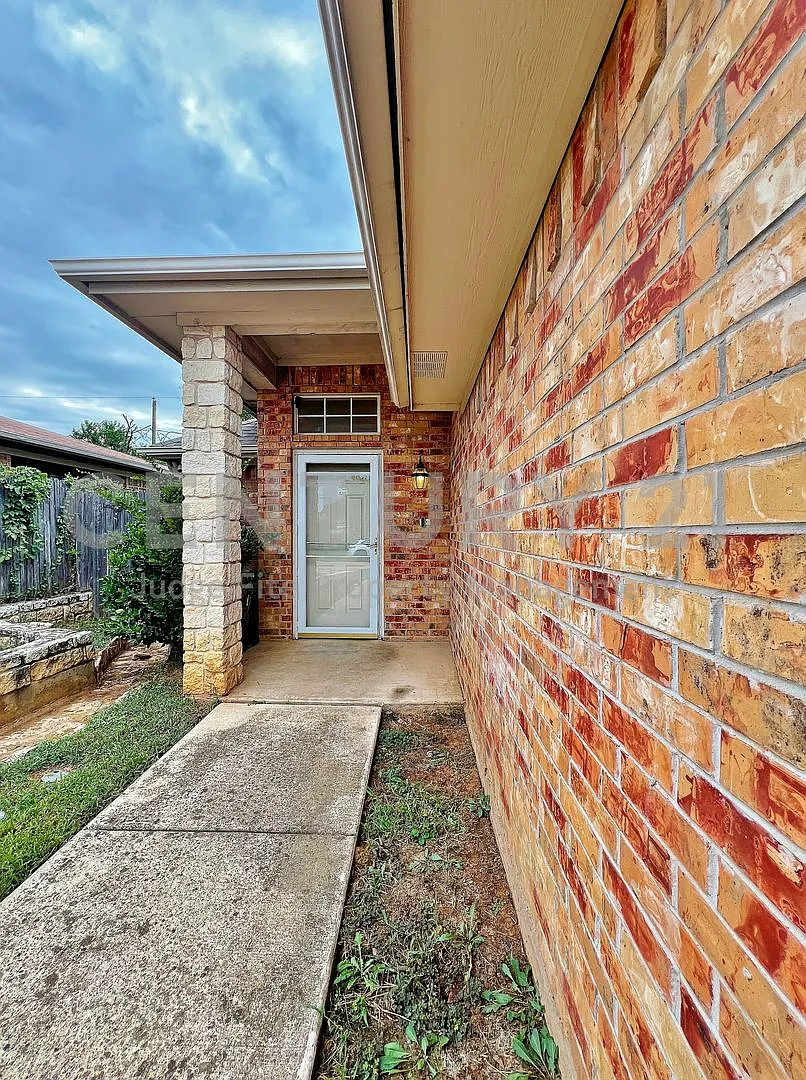 Awesome 2/2/2 Duplex On Corner in S. Arlington Lot For Rent! — Photo 2