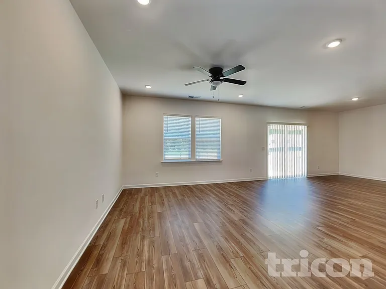 2448 Lennox Rd SE — Photo 2