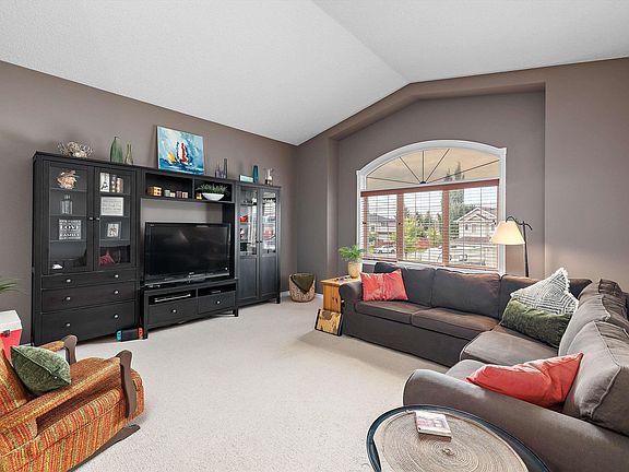 4th image of 133 Greystone Cres