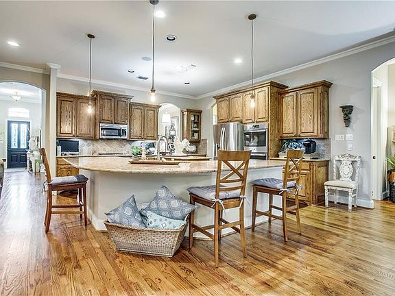 4th image of 560 Parker Ln
