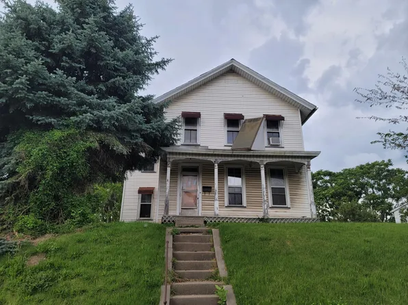 1205 E 2nd St, Muscatine, IA 52761