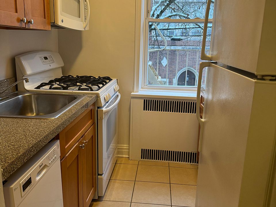 1st image of 3215 Arlington Ave APT 2C