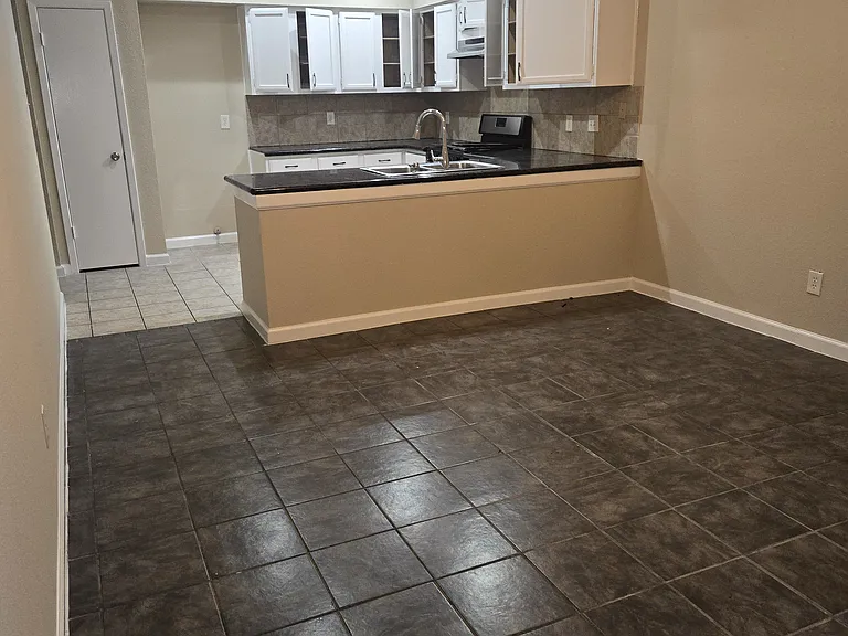 2475 Falls Church Dr — Photo 3