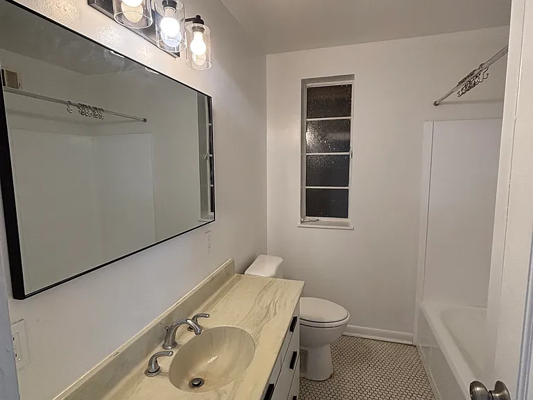 1402 E 51st St #1 — Photo 9