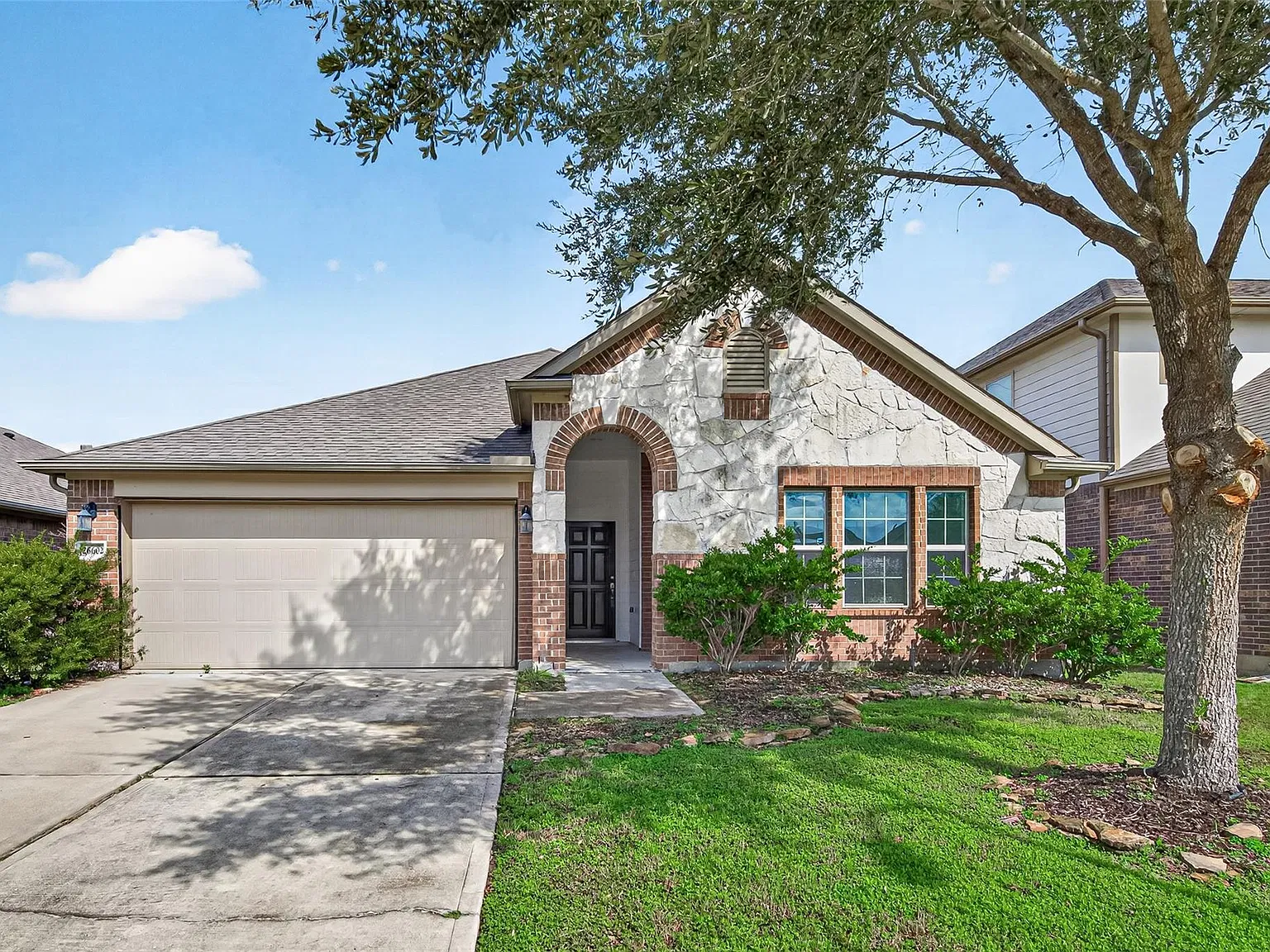 3 bed, 2.0 bath, 2102 sqft, $2,300 — Photo 1